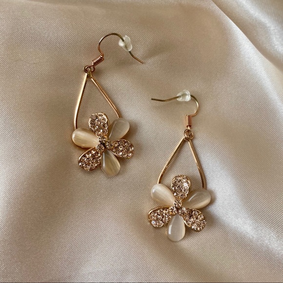 Flowers Rhinestone Panel Earrings - Picture 3 of 8